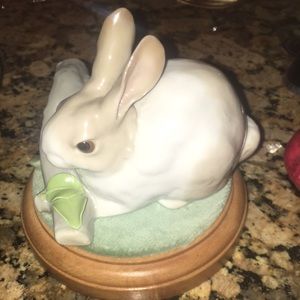 LLADRO RABBIT EATING